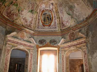 Gli affreschi che sembrano aver meglio resistito al tempo sono quelli disegnati sopra le finestre: si tratta di due ovali in cui sono riprodotti una chiesetta..